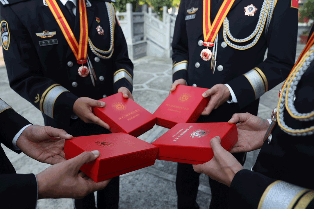 4月2日，云南边检总站腾冲边检站开展戍守边疆纪念章颁发仪式，图为荣授民警与纪念章合影留念  （ 阳安摄）
