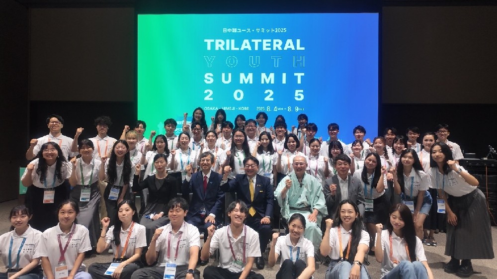 开幕式合影。中日韩合作秘书处供图