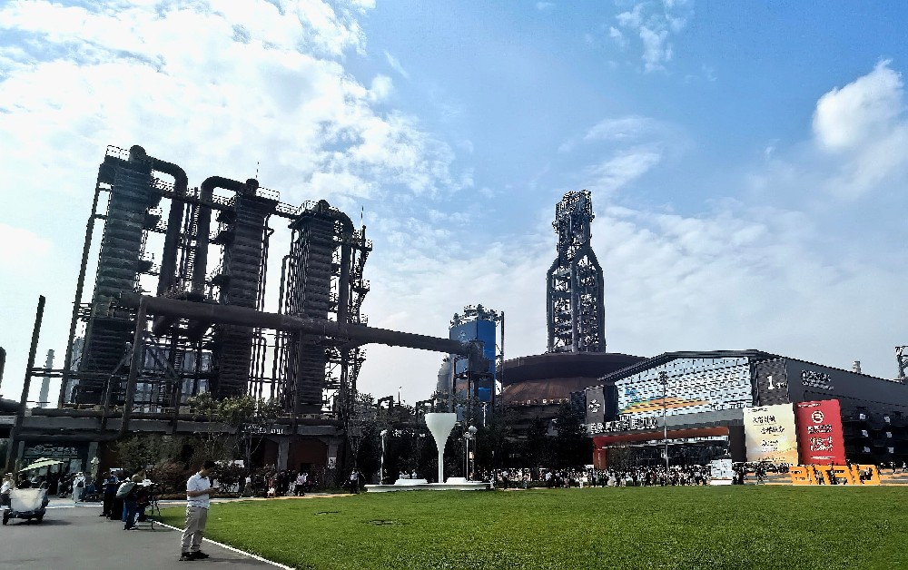 在2025年服贸会现场,工业遗产与现代展会元素相互融合,独具特色。人民网 方经纶摄