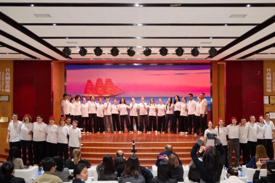 4月2日，俄罗斯“小鹰”青少年访华团走进天津外国语大学，访华团成员与该校学生同台合唱。新华社发